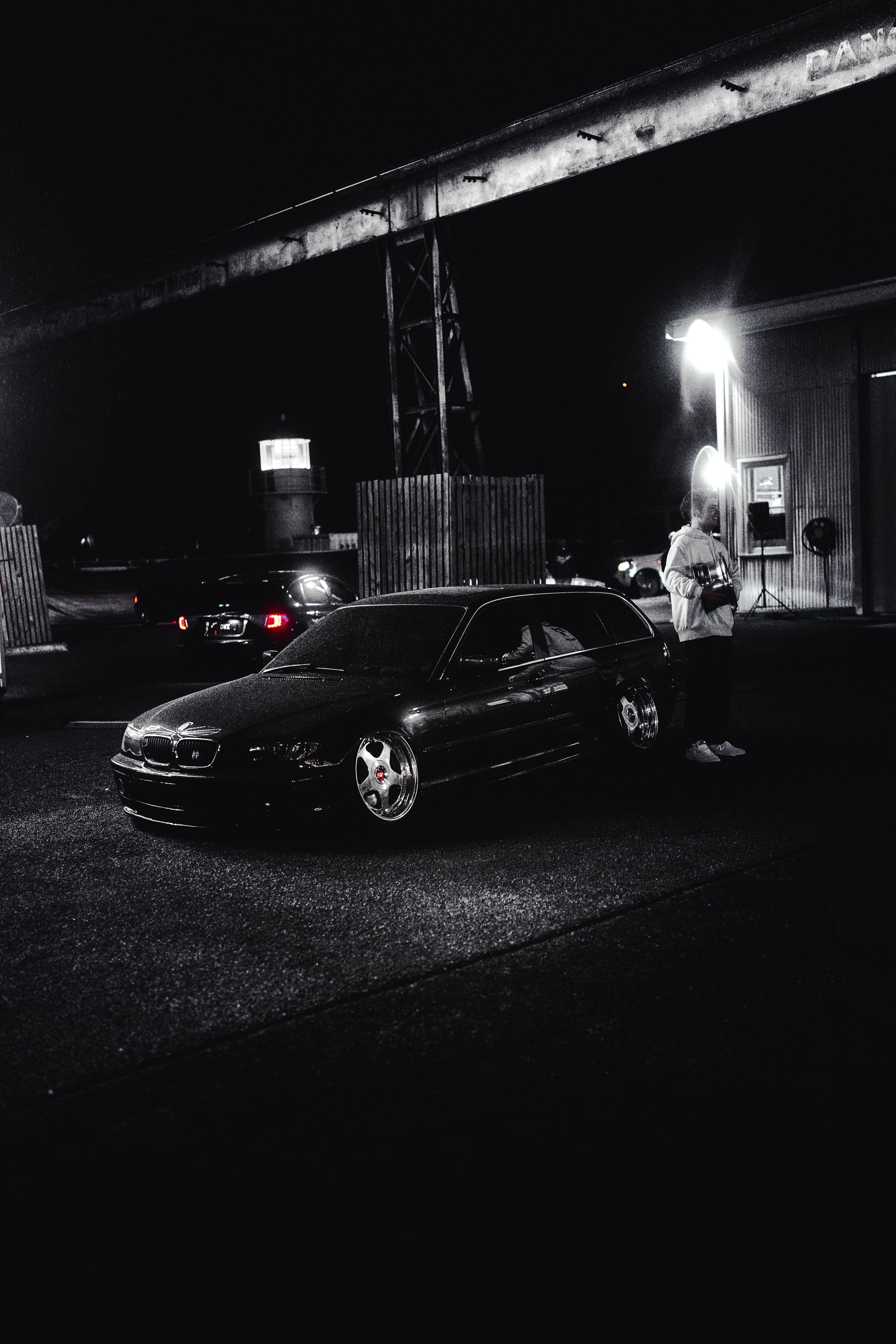 Status Seasonal - B&W BMW